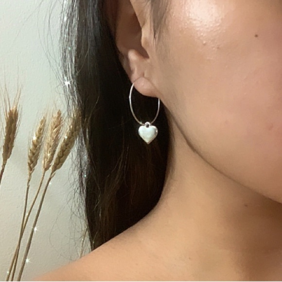 l a s t  one|  silver heart mini hoop earrings🤍✨ - Picture 3 of 7